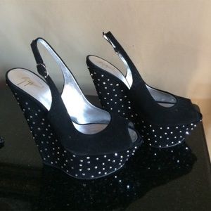 AUTHENTIC Giuseppe Zanotti signature wedge. BLK SZ8